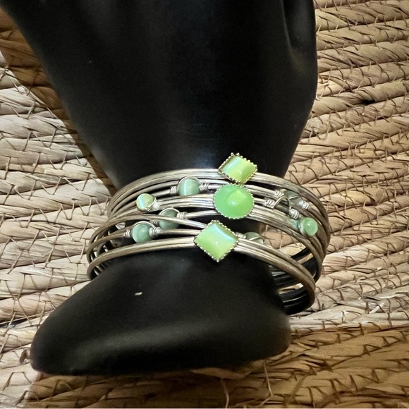 Bracelet Chartreuse Beads and Wire Cuff Vintage Costume Jewelry - Picture 6 of 6